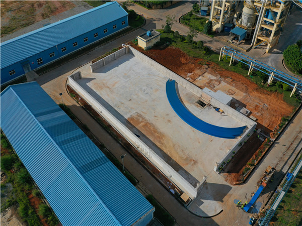 水泥場(chǎng)生產(chǎn)料棚拱形屋頂工程案例分享水泥場(chǎng)拱形屋頂施工現(xiàn)場(chǎng)圖2