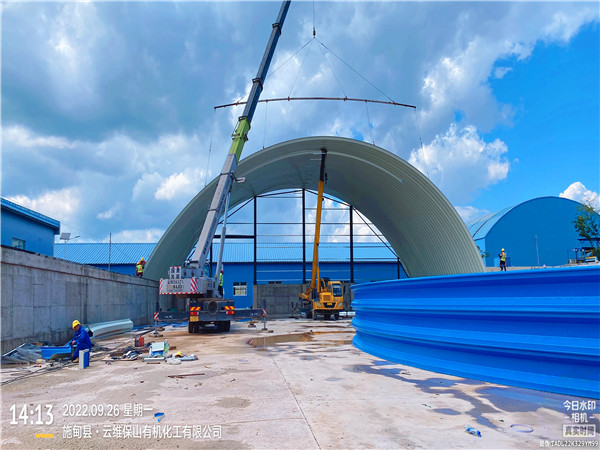 水泥場(chǎng)生產(chǎn)料棚拱形屋頂工程案例分享水泥場(chǎng)拱形屋頂施工現(xiàn)場(chǎng)圖3